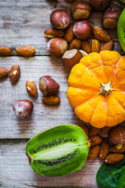 Meyve ve sebze rustik arka plan üzerinde