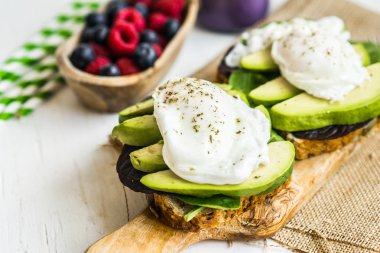 Avokado ve haşlanmış yumurta ile sağlıklı sandviç