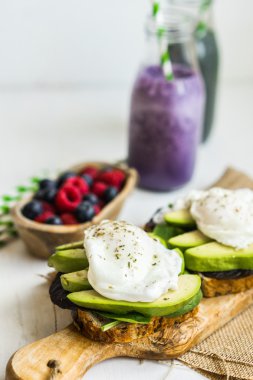 Avokado ve haşlanmış yumurta ile sağlıklı sandviç