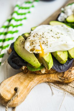 Avokado ve haşlanmış yumurta ile sağlıklı sandviç