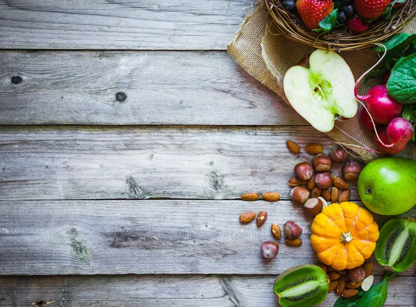 Frutas e produtos hortícolas sobre fundo rústico — Fotografia de Stock