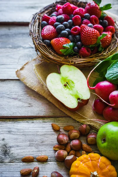 Groenten en fruit op rustieke achtergrond — Stockfoto