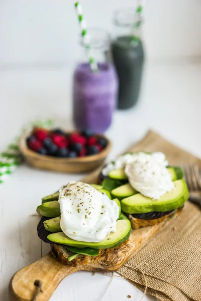 Gezonde sandwich met avocado en gepocheerde eieren — Stockfoto