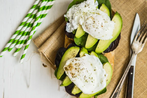 Gezonde sandwich met avocado en gepocheerde eieren — Stockfoto