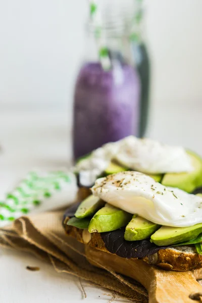 Здоровый сэндвич с авокадо и яичницей-пашот — стоковое фото