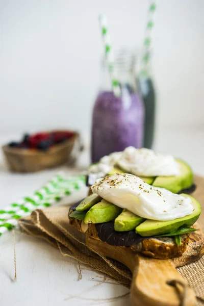 Gezonde sandwich met avocado en gepocheerde eieren — Stockfoto