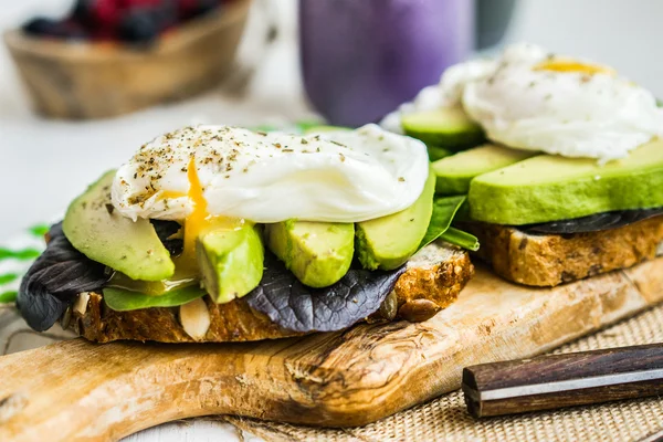 Sanduíche saudável com abacate e ovos escalfados — Fotografia de Stock