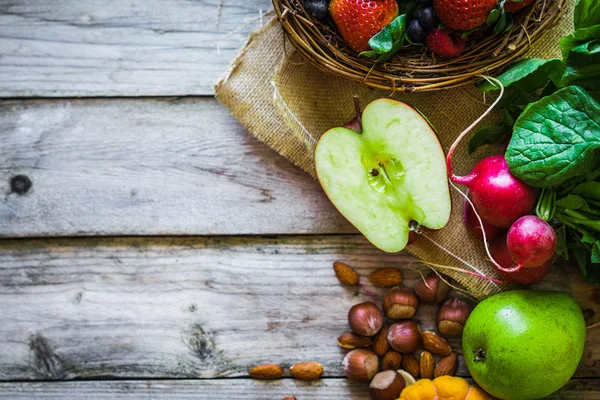 Buah-buahan dan sayuran dengan latar belakang pedesaan — Stok Gambar Buah-buahan dan sayuran dengan latar belakang pedesaan Stok Gambar Bebas Royalti