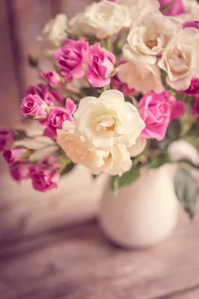 Roses in a vase — Stock Photo, Image