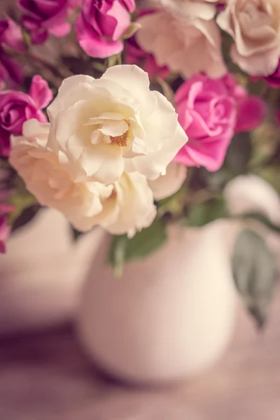 Roses dans un vase — Photo
