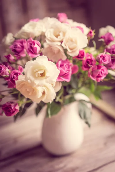 Roses dans un vase — Photo