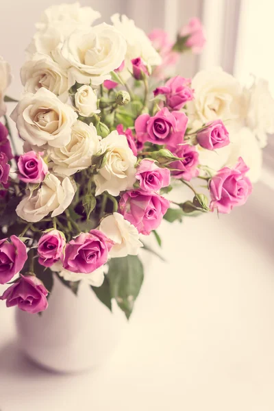 Roses in a vase — Stock Photo, Image