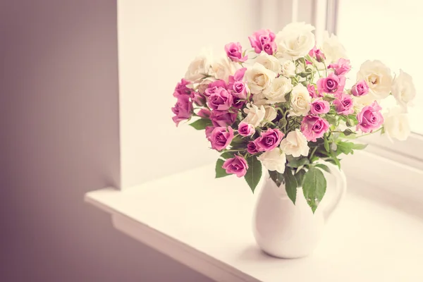 Roses in a vase — Stock Photo, Image