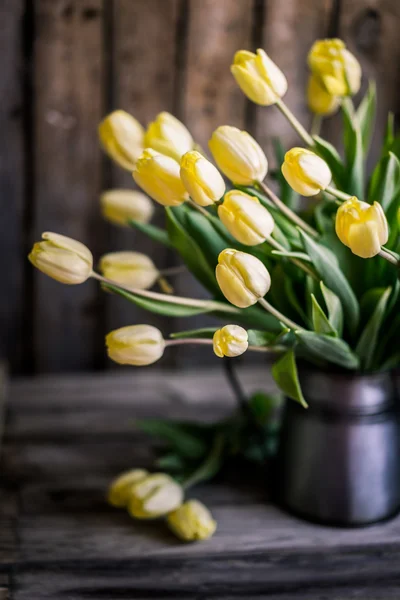 Tulipanes amarillos sobre fondo de madera — Foto de Stock