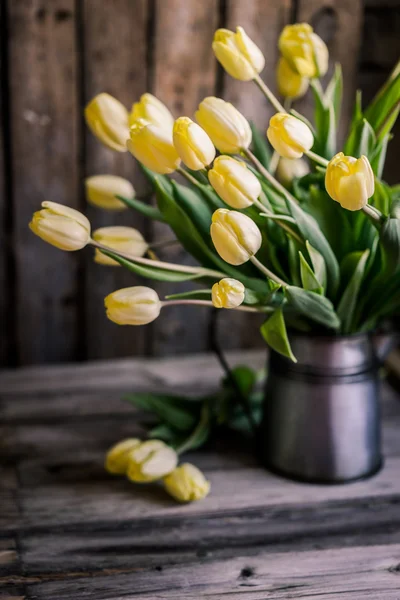 Gelbe Tulpen auf Holzgrund — Stockfoto