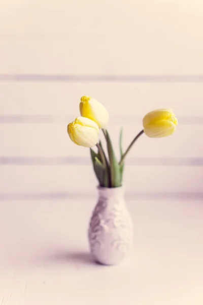 Tulipani gialli su sfondo di legno — Foto Stock