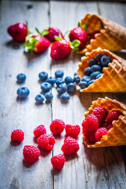 çilek waffle koni içinde