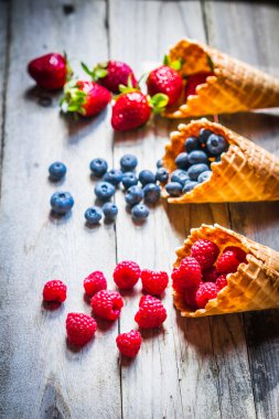 çilek waffle koni içinde