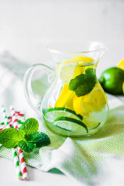 Water met citrus — Stockfoto