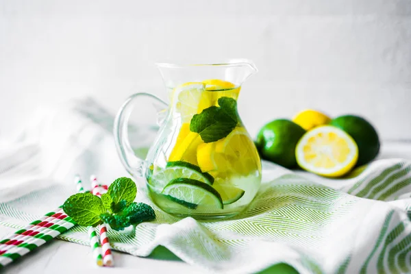 Water met citrus — Stockfoto