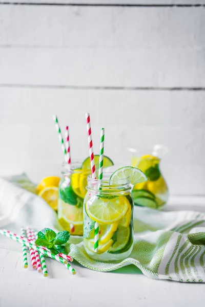 Water met citrus — Stockfoto