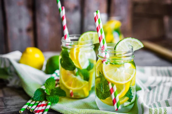 Water met citrus — Stockfoto