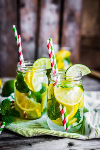 Wasser mit Zitrusfrüchten — Stockfoto