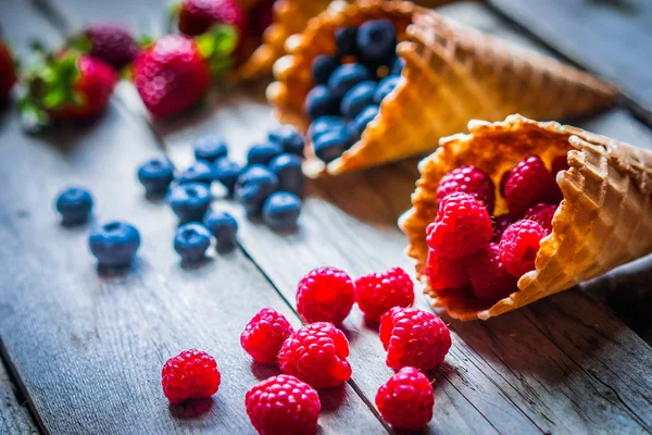 Bagas em cones de waffle — Fotografia de Stock