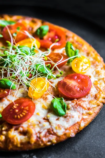 Pizza con tomates y albahaca — Foto de Stock