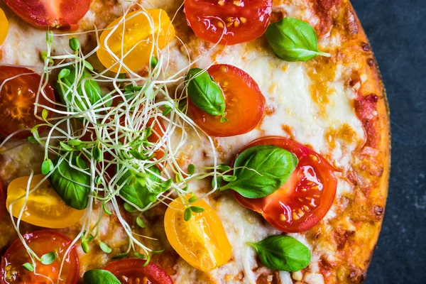 Pizza with tomatoes and basil — Stock Photo, Image