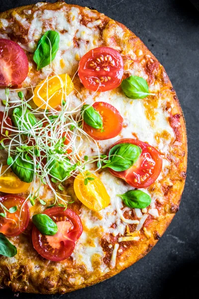 Pizza with tomatoes and basil — Stock Photo, Image