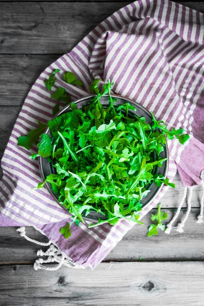 Salada de Arugula em fundo de madeira — Fotografia de Stock