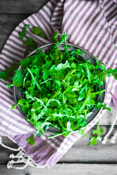 Salada de Arugula em fundo de madeira — Fotografia de Stock