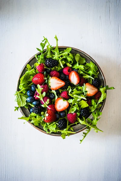 Roka ve çilek ile yeşil salata — Stok fotoğraf