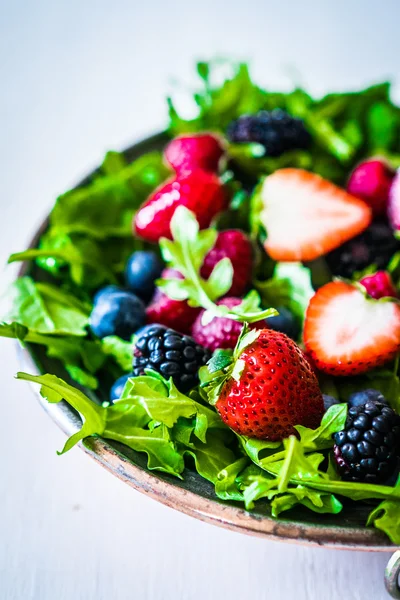 Salada verde com rúcula e bagas — Fotografia de Stock