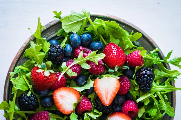 Salada verde com rúcula e bagas — Fotografia de Stock