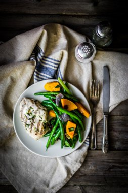 Sebzeli ızgara tavuk göğsü