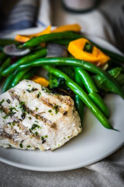 Sebzeli ızgara tavuk göğsü