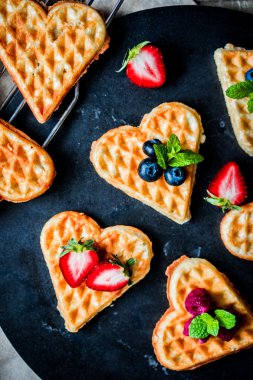 Kalp waffle çilek ile