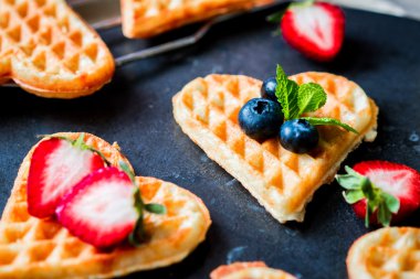 Kalp waffle çilek ile