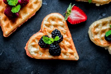 Kalp waffle çilek ile