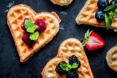 Kalp waffle çilek ile