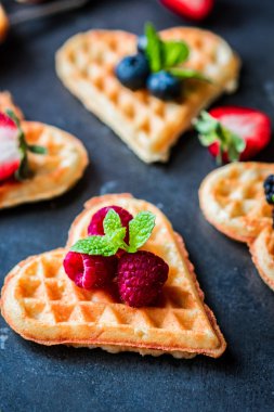 Kalp waffle çilek ile