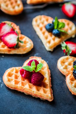 Kalp waffle çilek ile
