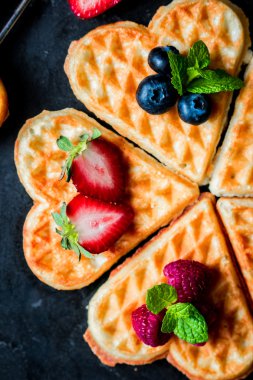 Kalp waffle çilek ile