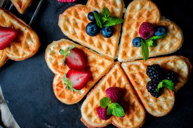 Kalp waffle çilek ile