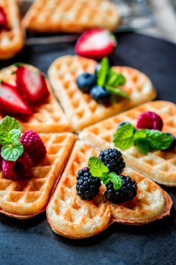 Kalp waffle çilek ile