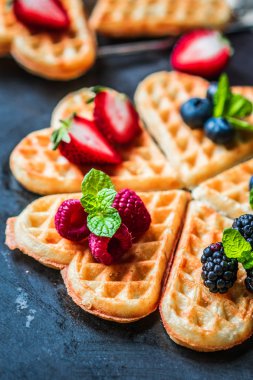 Kalp waffle çilek ile