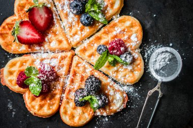 Kalp waffle çilek ile