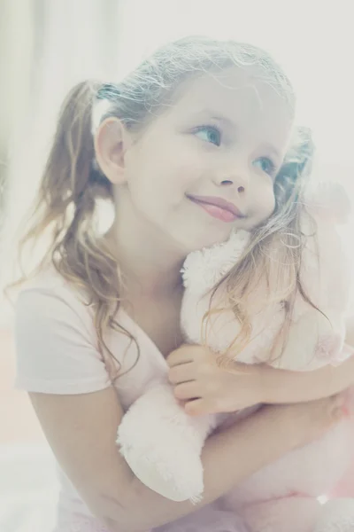 Søt jente med bamse. – stockfoto